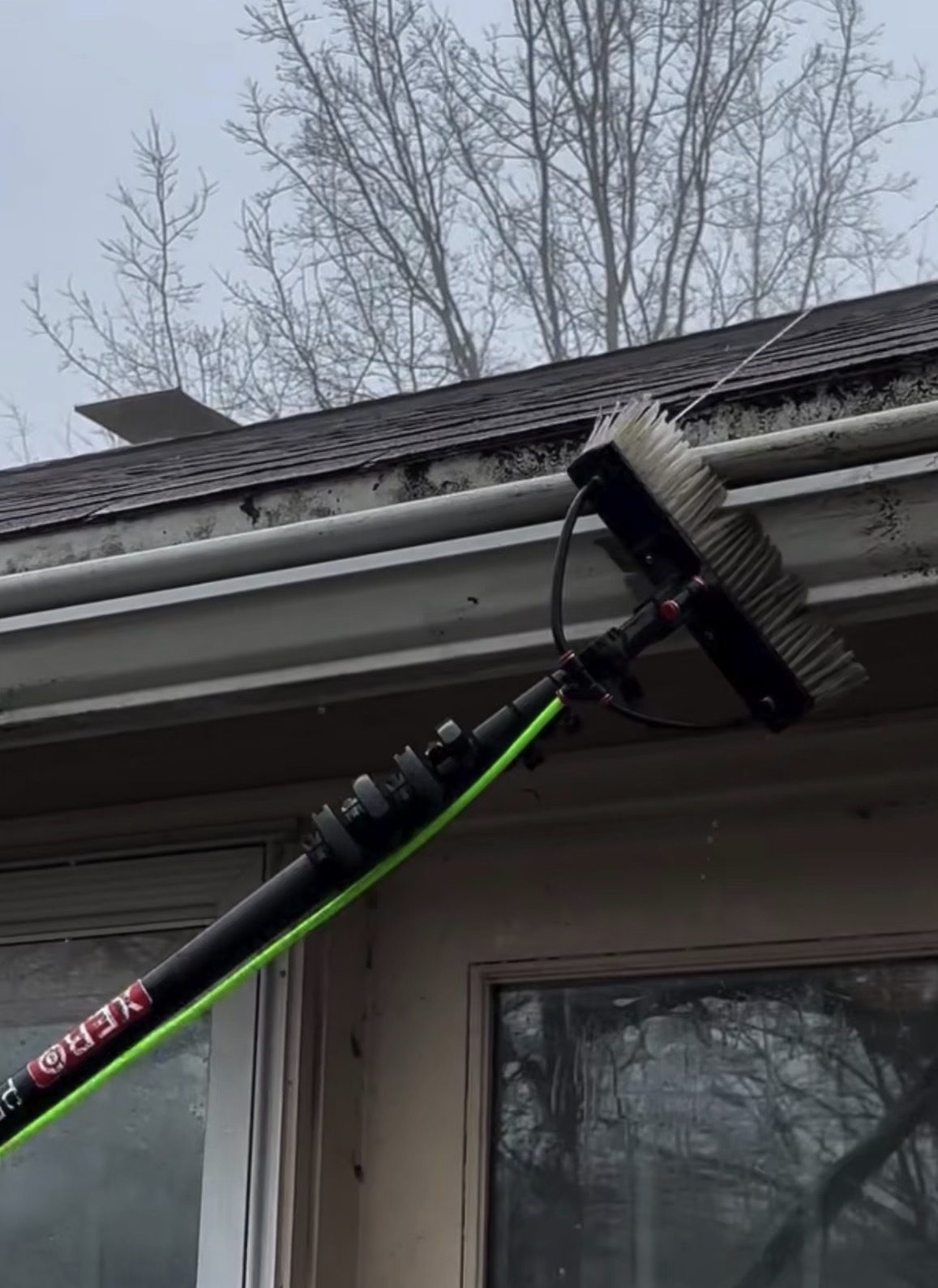 Gutter cleaning and brightening with a water-fed brush